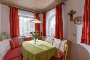 Appartement_Joechl_Foehrenwald_73_Ellmau_06_2022_Kueche_Esstisch.JPG